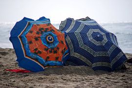 Parasols op het strand. von Maren Oude Essink