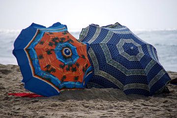 Parasols op het strand. van Maren Oude Essink
