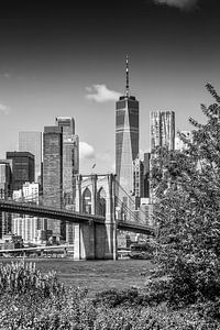 NYC Brooklyn Bridge und Lower Manhattan Skyline | Monochrom