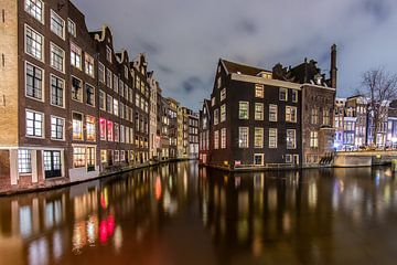 Aan de mooi verlichte Amsterdamse grachten! van Peter Haastrecht, van