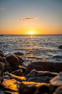 Sonnenaufgang am Strand an der Küste Sardiniens