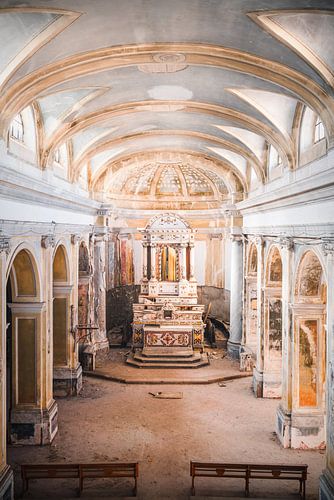 Église abandonnée en décrépitude.