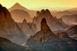 Wüste Sahara. Sonnenaufgang im Hoggar-Gebirge in Algerien