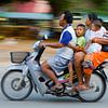 Une famille thaïlandaise sur un scooter Honda sur Henk Meijer Photography