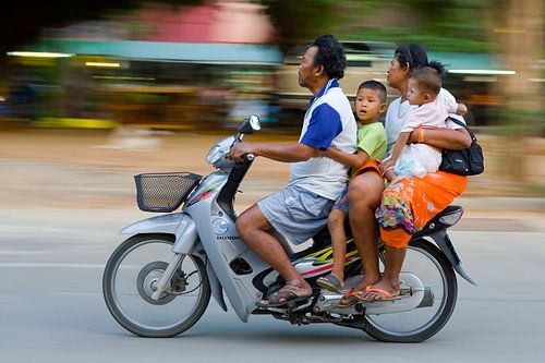 Thaise familie op de Honda scooter
