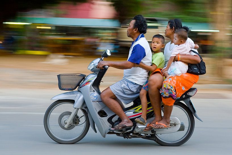Thailändische Familie auf dem Honda-Roller von Henk Meijer Photography