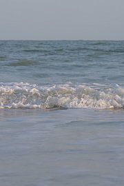Rust in de natuur: Een rustige kabbelende zee aan de Nederlandse kust