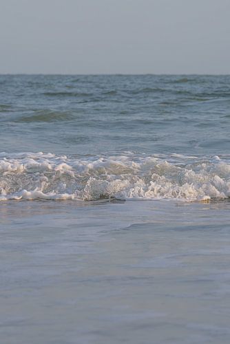 Rust in de natuur: Een rustige kabbelende zee aan de Nederlandse kust