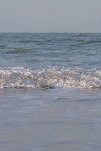 Rust in de natuur: Een rustige kabbelende zee aan de Nederlandse kust van Marjolijn van den Berg