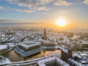 Das Stadtzentrum von Zwolle an einem kalten Wintermorgen von der