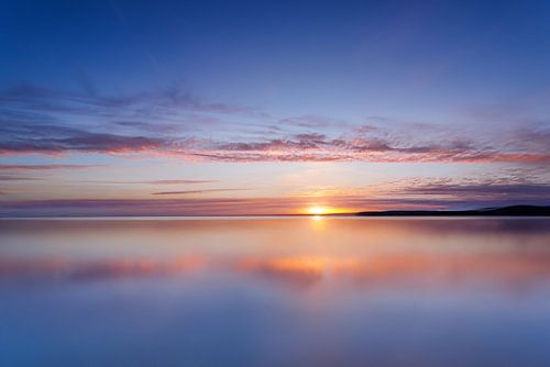 zacht kleurenspel bij zonsondergang op het meer, maakt kleurenspel tot zonsondergang op het meer, doux jeu de Coeurs au coucher du soleil nur le lac