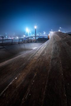 Rotterdam Erasmusbrug in de mist 3:2 van Niels Dam