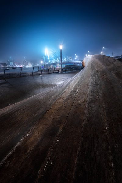 Le pont Erasmus de Rotterdam dans le brouillard 3:2 par Niels Dam