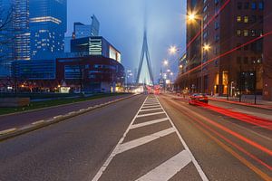 Erasmsbrug in de mist sur Marcel Tuit