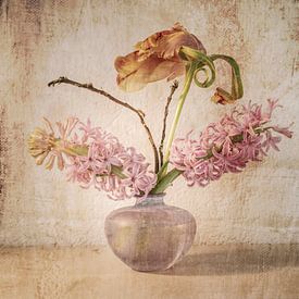 Frühling in einer Vase. von Alie Ekkelenkamp