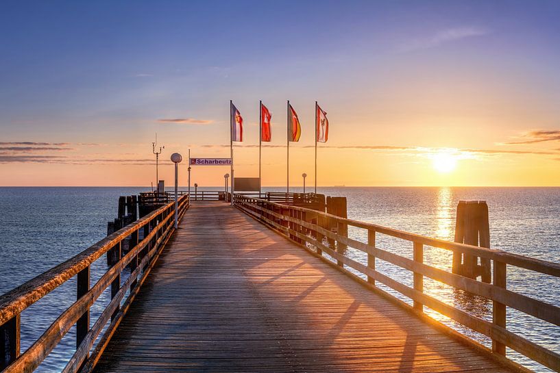 Zonnige ochtend op de oude pier in Scharbeutz. van Voss Fine Art Fotografie