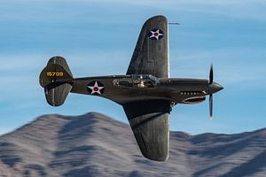 Vorbeiflug eines Curtiss P-40E Warhawk Warbirds während der Aviation Nation Airshow 2017.