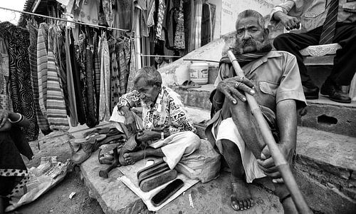 Reparieren der Schuhe, während der Kunde wartet