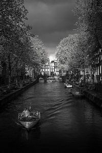 Gewitter bei der Ankunft von Iconic Amsterdam