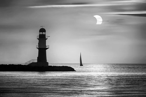 Éclipse solaire à Warnemünde, en noir et blanc sur Manfred Voss, Photographie Noir et Blanc