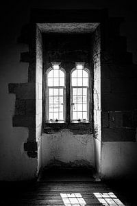 London | Schattenspiel aus einem alten Fenster | Tower of London | Reisefotografie