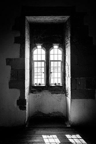 Het schaduwspel van een oud raam | Tower of London | Zwart-wit foto | Architectuur | Reisfotografie