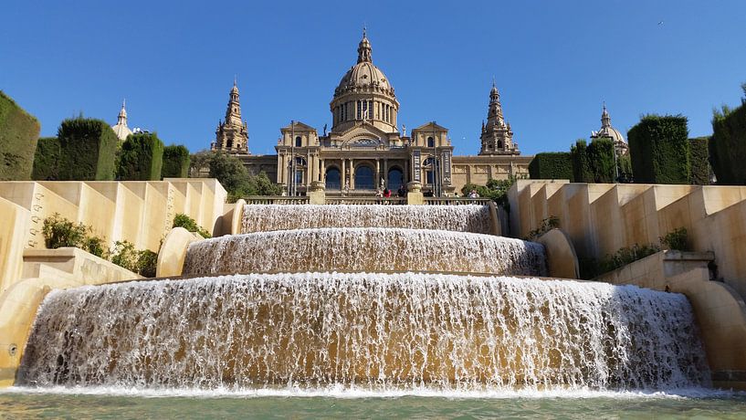 Het Museu Nacional d`Art de Catalunya Barcelona met de watervallen van Paul Franke