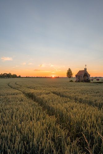 Zonsondergang bij de kapel