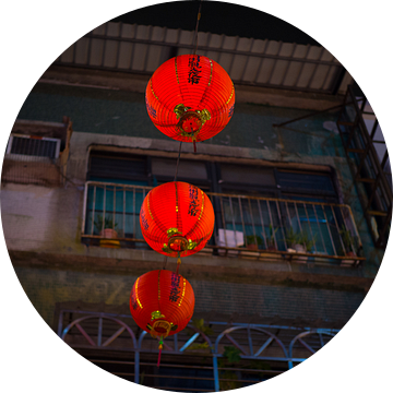 Rode Chinese lantaarns in de straten van Taipei van Teun Janssen