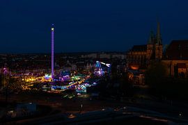 Nächtlicher Jahrmarkt – Lichtermeer zwischen Stadt und Skyline von Mixed media vector arts