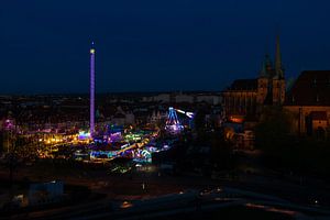 Nächtlicher Jahrmarkt – Lichtermeer zwischen Stadt und Skyline