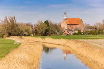 Le Stefanuskerk historique près de la rivière à Holwierde, Groningen. sur Marc Venema