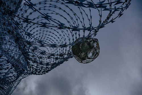 Gefangener Fußball im Stacheldraht – Lost Place Gefängnis