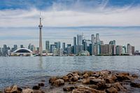 Skyline van Toronto met rotsen
