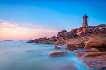 Mean Ruz ou Ploumanac'h au coucher du soleil sur la côte de granit rose de Bretagne sur Sjoerd van der Wal