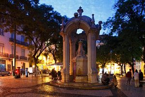 Platz Largo do Carmo mit Springbrunnen Chafariz do Carmo  im Altstadtviertel Chiado  in der Abendd�m