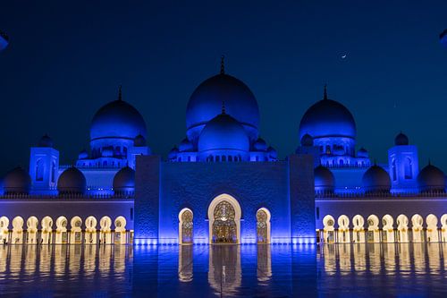 Zicht op de blauw verlichte Sheikh Zayed Grand Mosque in de avond in Abu Dhabi, Verenigde Arabische 
