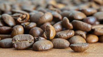 roasted coffee beans by Heiko Kueverling