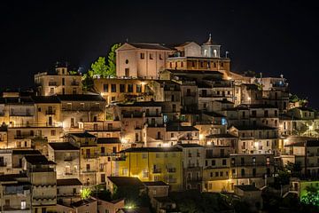 Pittoresk beeld 's avonds van een verlicht dorpje in Sicilië op een berg van Bob Janssen