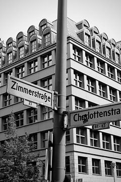 Straatnamen in Berlijn (Black and White) van Abe-luuk Stedehouder