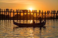 U bein brug in Mandalay Myanmar bij zonsondergang von Eye on You Miniaturansicht