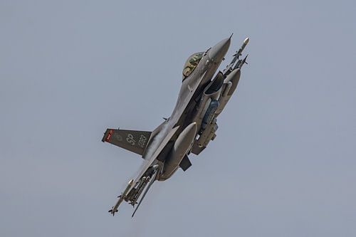 U.S. Air Force F-16 stijgt op vanaf Spangdahlem Air Base.