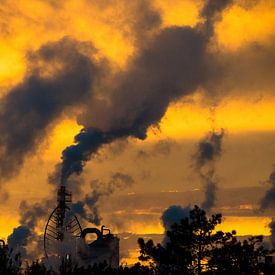 zone industrielle et coucher de soleil au Portugal sur Jan Fritz