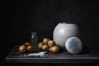 Stilleven met pot aardappelen ,zout, fles en uien van Mariette Kranenburg thumbnail
