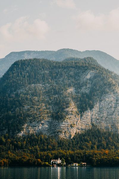 Kasteeltje onderaan berg bij meer in Oostenrijk (Alpen) van Yvette Baur