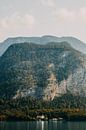 Kasteeltje onderaan berg bij meer in Oostenrijk (Alpen) van Yvette Baur thumbnail