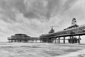 Zwart wit foto van de pier bij Scheveningen tijdens een wester storm. van Johan Kalthof
