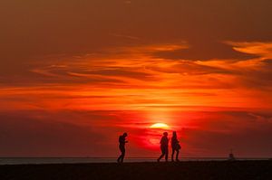 Spaziergang bei Sonnenuntergang von Peter Bijsterveld