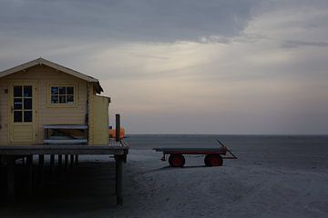 Gelbes Strandhaus in der Nachmittagssonne