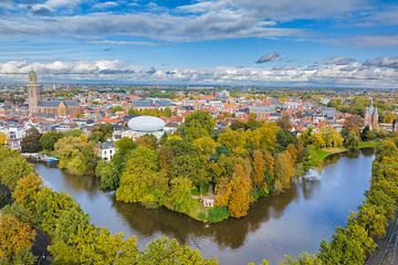 Luftaufnahme der Stadt Zwolle an einem schönen Herbsttag von Sjoerd van der Wal Fotografie